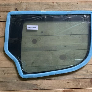 Скло Komatsu PC210 від 2015року Скло Komatsu PC210 від 2015року